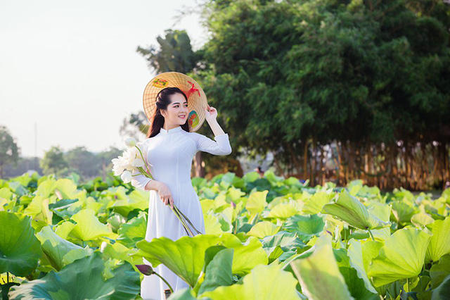 Ngắm thiếu nữ Hải Dương duy&ecirc;n d&aacute;ng b&ecirc;n hồ sen đầu m&ugrave;a