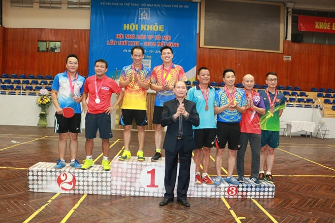 Trao huy chương cho các VĐV trong buổi Bế mạc Hội khỏe Hội Nhà Báo TP Hà Nội lần thứ XXIV - 2018 mở rộng.