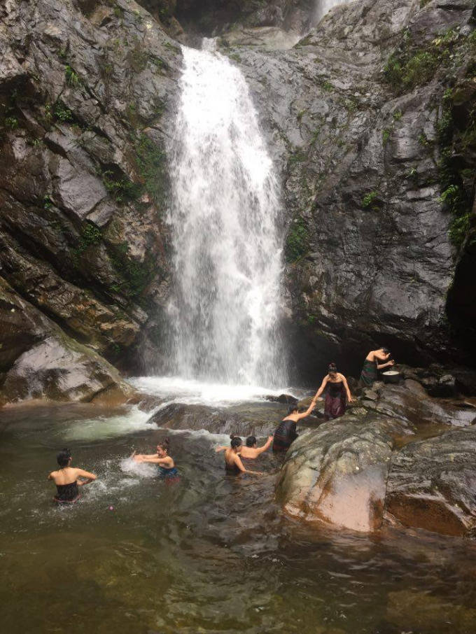 Trình diễn tắm suối và sinh hoạt truyền thống dưới nước của đồng bào Pa Cô.