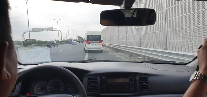 Lực lượng CSGT hóa trang, ghi hình các phương tiện dừng, đỗ xe không đúng quy định và đi vào làn dừng khẩn cấp trên đường cao tốc.