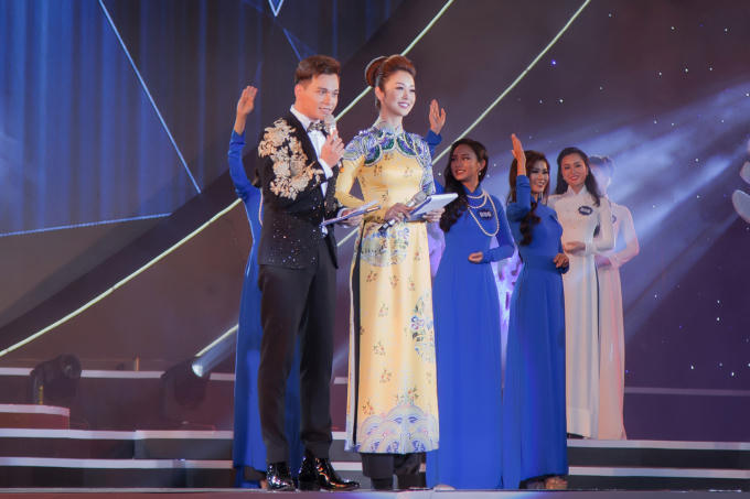 Mỹ nhân lựa chọn lối trang điểm nhẹ nhàng, kiểu tóc búi cao thanh lịch. Là mẹ 3 con nhưng Hoa hậu Jennifer Phạm vẫn vô cùng trẻ trung.