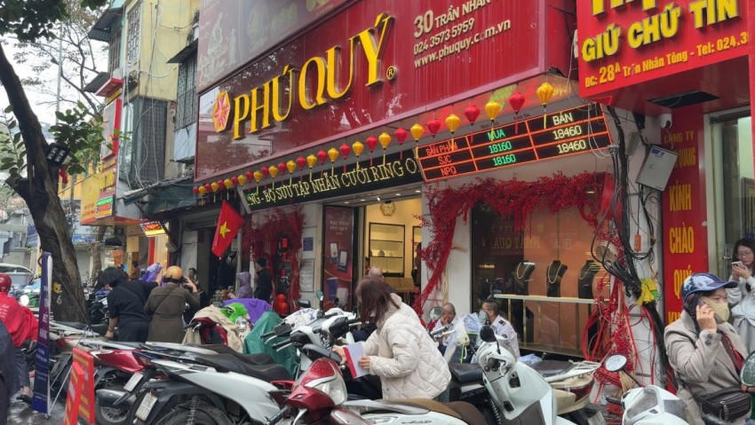 Thương hiệu vàng Phú Quý cũng rất đông người đến mua vàng.