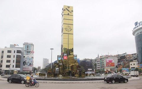 Cột đồng hồ 35 tỷ nằm giữa Hạ Long. (Ảnh: Zing.vn)