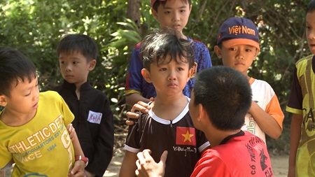 Thầy và các bạn cùng dỗ dành em.
