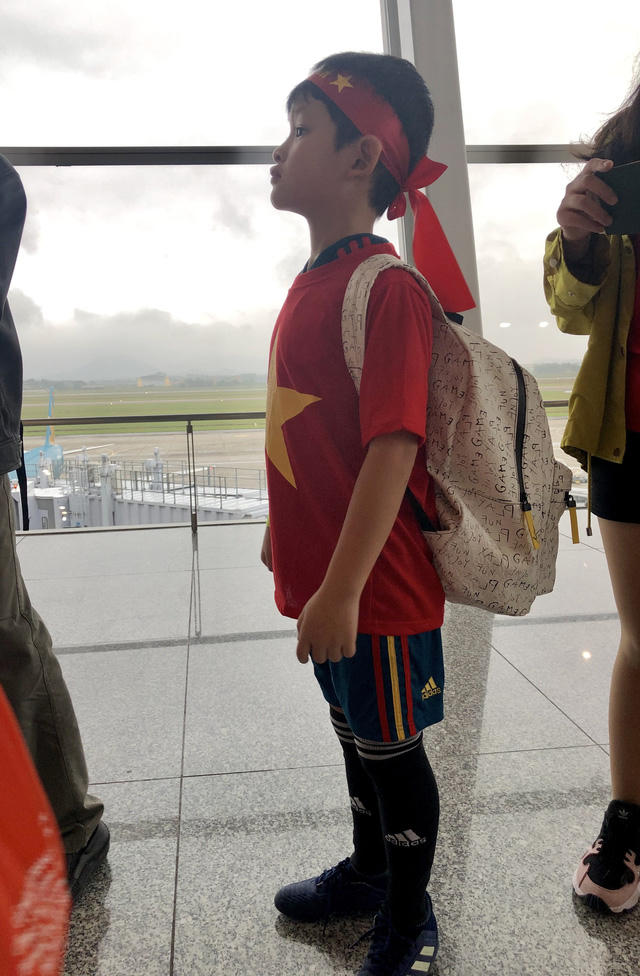 Một CĐV nhí "trang bị tận răng".