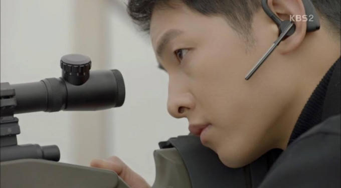 Hậu duệ mặt trời tập 14: Mỹ nam Song Joong Ki bị bạn gái mắng té tát vì lao đầu vào nguy hiểm