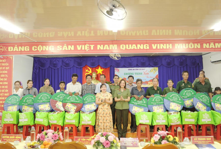 Đại tá Lê Tấn Vinh cùng ông Huỳnh Quốc Hùng – Tỉnh ủy viên, Bí thư Đảng ủy, Chủ tịch HĐND xã Tạ An Khương cùng đại diện lãnh đạo UBND xã trao 60 suất quà cho các hộ dân có hoàn cảnh khó khăn trên địa bàn xã.