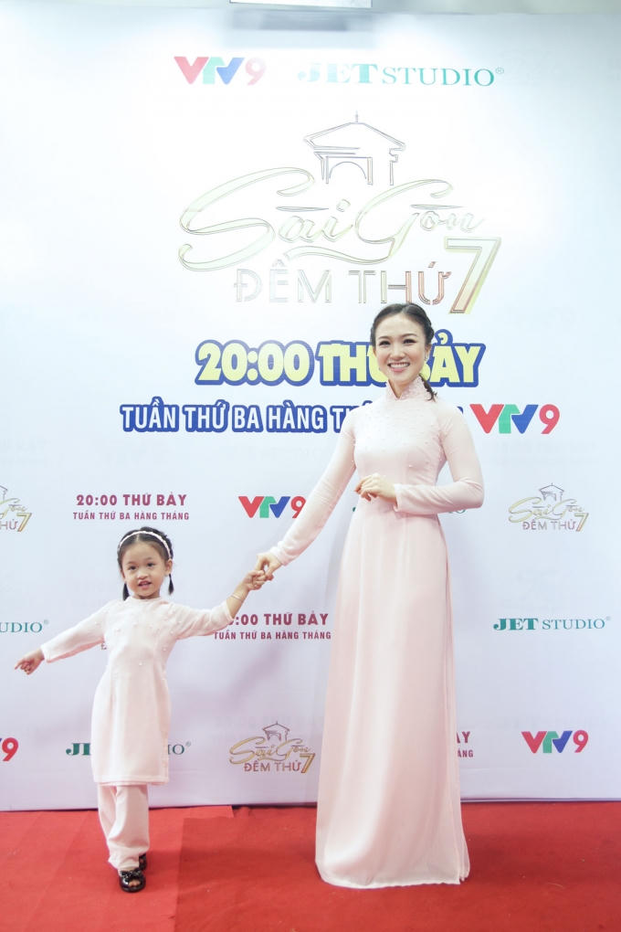 Bà xã Phan Đinh Tùng phá lệ cầm mic cùng chồng tại Sài Gòn Đêm Thứ 7