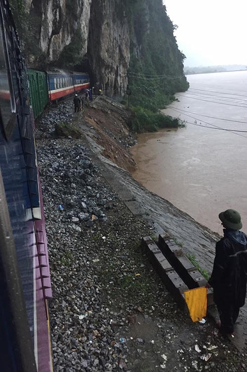 Tàu SE19 sau thời gian bị kẹt giữa nước lũ đã được kéo về ga Lệ Sơn, chờ nước rút. Toàn tuyến có 10 đoàn tàu khách và 12 tàu hàng nằm chờ thông tuyến.