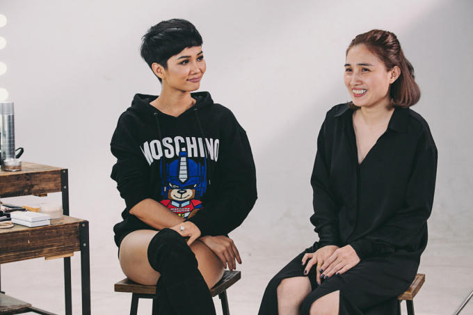 Hoa hậu H’hen Niê “dở khóc dở cười” khi cải trang phỏng vấn người đi đường