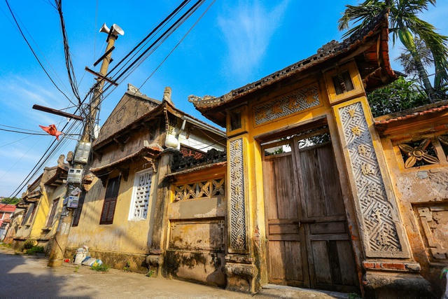 Một ngôi nhà cổ khóa trái cửa, không có người ở tại làng Cựu.