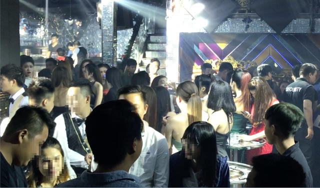 Hàng trăm cảnh sát “đột kích” 2 quán bar trước thềm năm mới