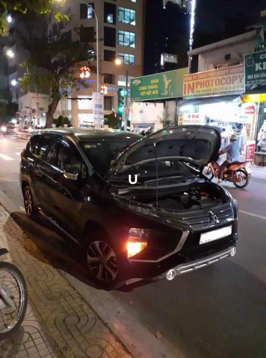 Chiếc xe Mitsubishi Xpander chết máy do đổ nhầm nhiên liệu.