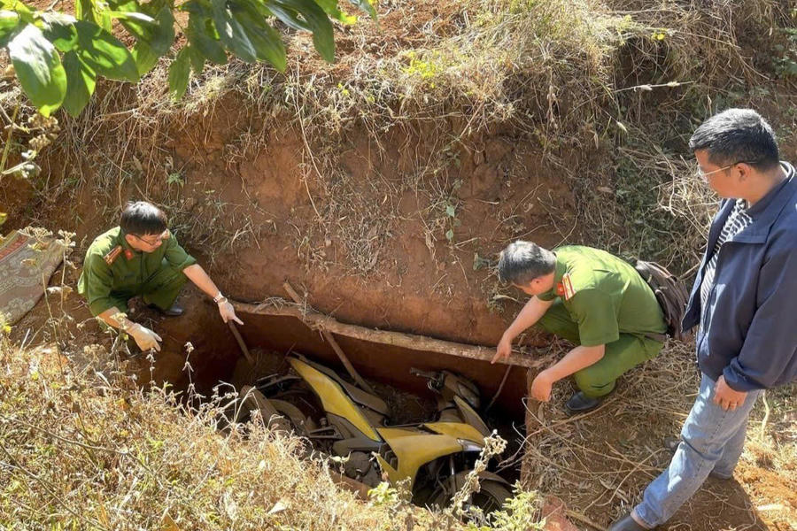 Chiếc xe nghi của 2 nghi phạm dùng để gây án được công an tìm thấy cách hiện trường khoảng 7km. Ảnh: Công an Gia Lai.