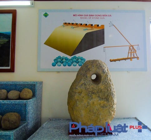Đối trọng của đòn bẩy bắn đá (súng bắn đá cơ học) được dùng để bắn các viên bi đá phục vụ quân sự của nhà Hồ. (Ảnh: Hà Đương)