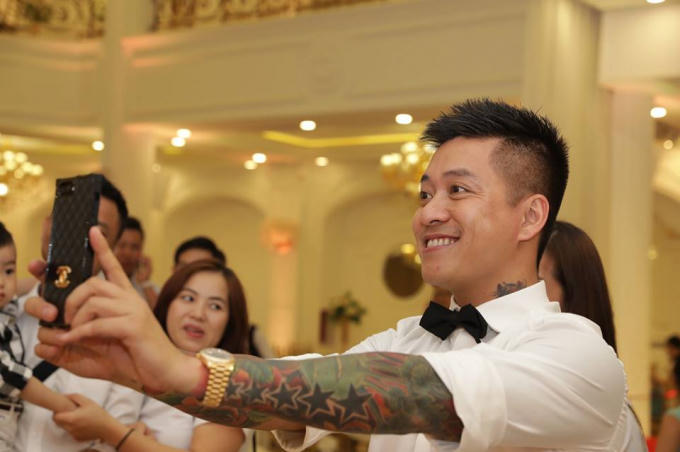 Tuấn Hưng hạnh phúc bên gia đình, người thân.