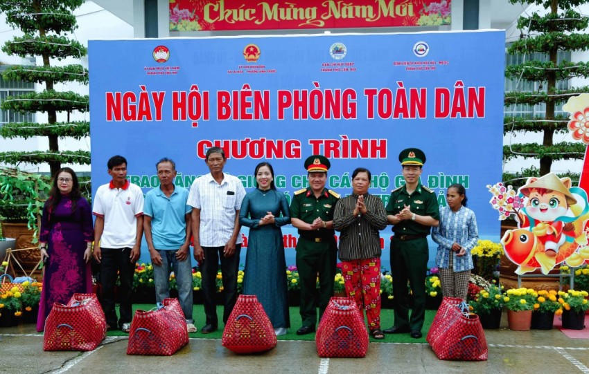 Trao tặng dê giống cho các hộ gia đình có hoàn cảnh khó khăn