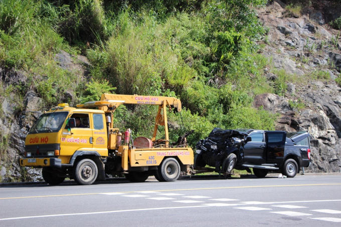 Xe cứu hộ đưa xe bán tải bị va chạm khỏi hiện trường.
