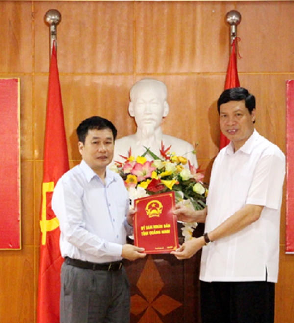 Ông Nguyến Đức Long trao Quyết định bổ nhiệm cho ông Trịnh Đăng Thăng làm Phó giám đốc phụ trách điều hành Sở Du lịch.