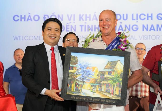 Vị khách quốc tế vinh dự thứ 4,6 triệu đến Quảng Nam năm 2019 là ông Paul Oldham đến từ Vương quốc Anh.