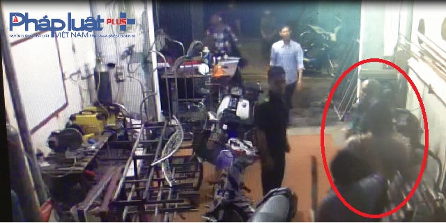 Các đối tượng vẫn tiếp tục lao vào nhà hành hung mặc cho sự có mặt của lực lượng an ninh.
