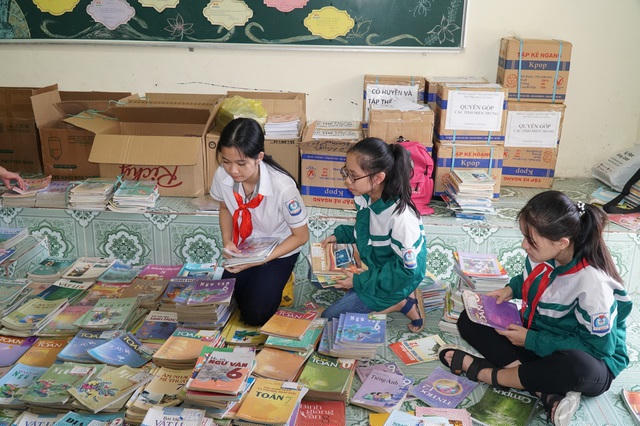 Sách giáo khoa được phân loại theo từng khối hoặc từng bộ môn, đóng bọc lại cẩn thận trước khi gửi đi