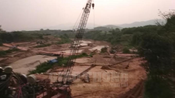 Đại công trường khai thác cát, sỏi của HTX Yên Định ngay chân cầu Ngầm Chè.