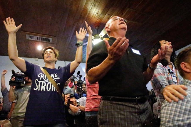 Những người tham dự đã cùng nhau nắm tay hát vang bài ca True Colors nhằm khuyến khích mọi người sống đúng với bản chất và con người của mình.