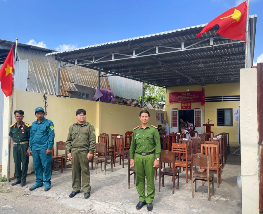 Công an xã Hòa Bình triển khai lực lượng bảo đảm an ninh, trật tự tại khu vực bỏ phiếu trên địa bàn xã.