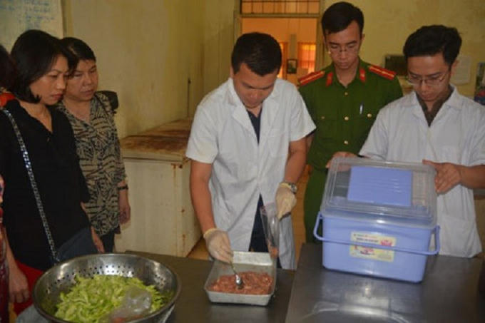 Đoàn kiểm tra liên ngành thành phố Hà Nội lấy mẫu kiểm nghiệm nhanh tại một bếp ăn tập thể trên địa bàn quận Hai Bà Trưng. Ảnh: Sở y tế