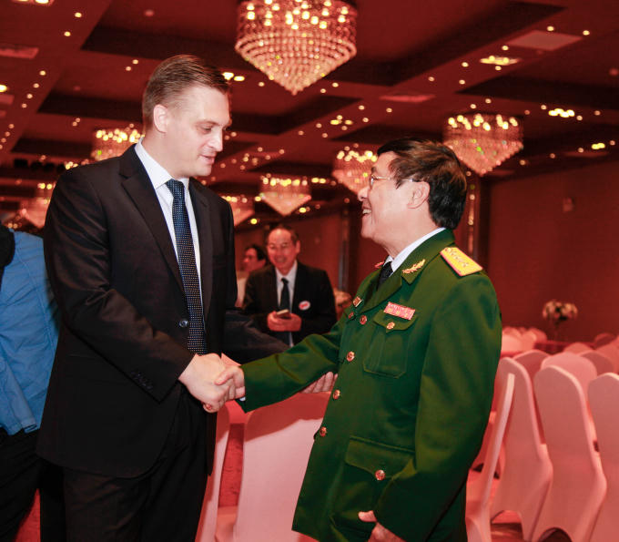 Bí thư thứ nhất Đại sứ quán Nga Vladimir Shustov (bên trái) và đại tá Lê Thế Mẫu.