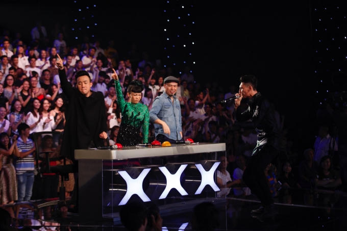 Bộ 3 gi&aacute;m khảo Vietnam Got talent &ldquo;quẩy&rdquo; hết cỡ với ch&agrave;ng beatboxer &ldquo;qu&aacute;i vật