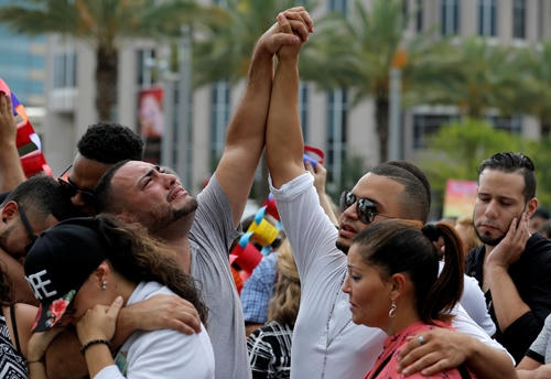 Người dân tham gia lễ tưởng niệm các nạn nhân trong vụ xả súng Orlando. (Ảnh: Reuters)