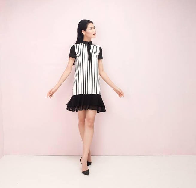 Những thiết kế sọc dọc, họa tiết nhỏ, váy hoặc áo có đai thắt ở eo hoặc ở sát chân ngực dưới giúp bạn tạo sự cân đối và gọn gàng hơn. Thực tế thì có khá nhiều dạng trang phục hỗ trợ bạn khắc phục nhược điểm này như peplum, váy cuốn, váy có viền hông tạo đường cong ảo...