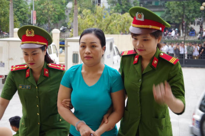 Bị cáo Châu (giữa).