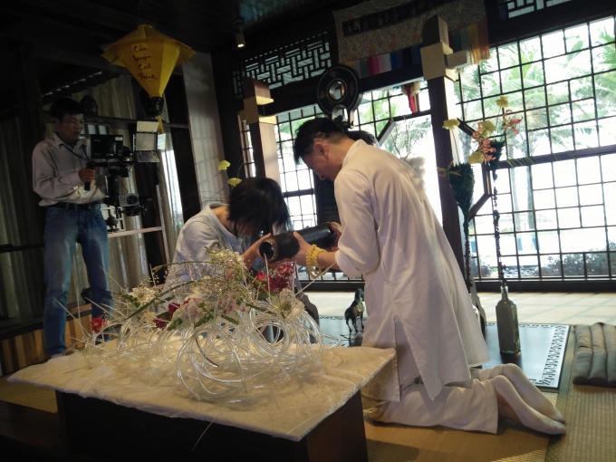 Mỗi thí sinh sau khi kết thúc phần dự thi của mình sẽ cùng Thầy thỉnh một tiếng chuông chùa. Ảnh: Vân Trương