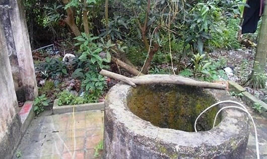 Văn quyết định thả chị Khuê xuống giếng của gia đình và đậy nắp giếng lại. (Ảnh: Ngọc Diệp)