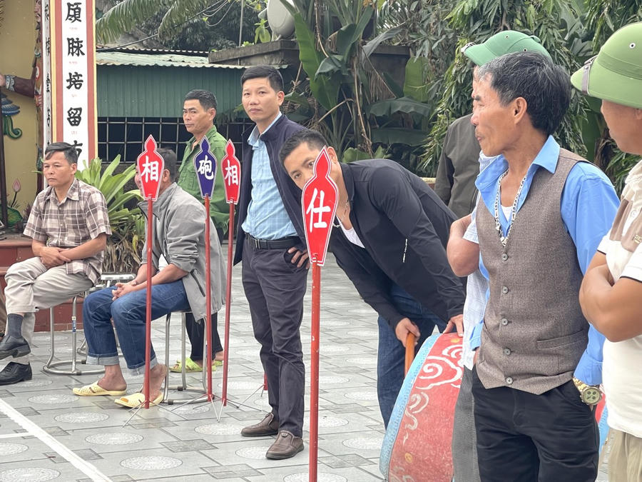 Những quân cờ rực rỡ bên cạnh những người hâm mộ cổ vũ cho người chơi