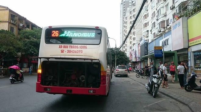 Chiếc xe buýt số 26 bị ném gạch vào xe. Ảnh: H.A / An ninh thủ đô.
