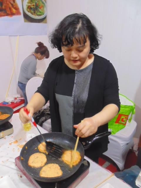 Một chuyên gia ẩm thực Hàn Quốc đang chế biến món bánh kim chi chiên.