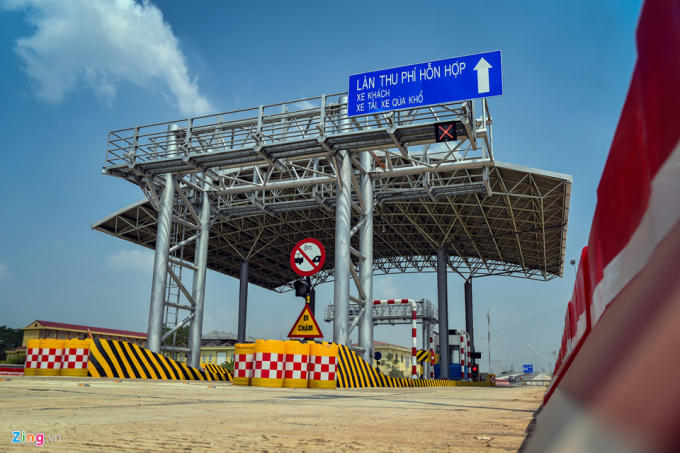 Trạm thu phí của cầu về cơ bản đã hoàn thành và được đặt tại địa phận huyện Ba Vì. Mức giá dự kiến cho mỗi ôtô qua cầu là 35.000 đồng và kéo dài trong 20 năm.