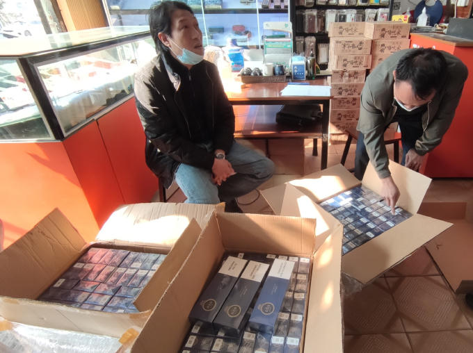 Lực lượng chức năng khám xét khẩn cấp tại nơi ở của đối tượng Lê Thạch Nghiên. Ảnh Cục QLTT Lào Cai