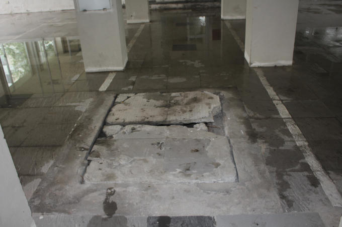 Sàn gạch loang lổ, vỡ nát sau khi bị đào lên để sửa chữa