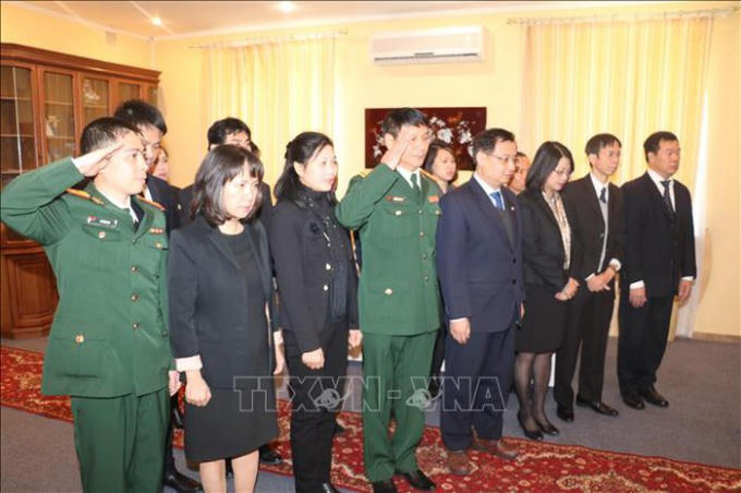 Cán bộ, nhân viên Đại sứ quán Việt Nam tại Ukraine, do Đại sứ Nguyễn Anh Tuấn dẫn đầu, dành một phúc mặc niệm nguyên Tổng Bí thư Đỗ Mười. Ảnh: Dương Trí/TTXVN