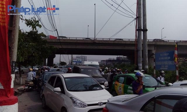 Nút giao khu đô thị Linh Đàm kẹt cứng vì lượng phương tiện quá đông.