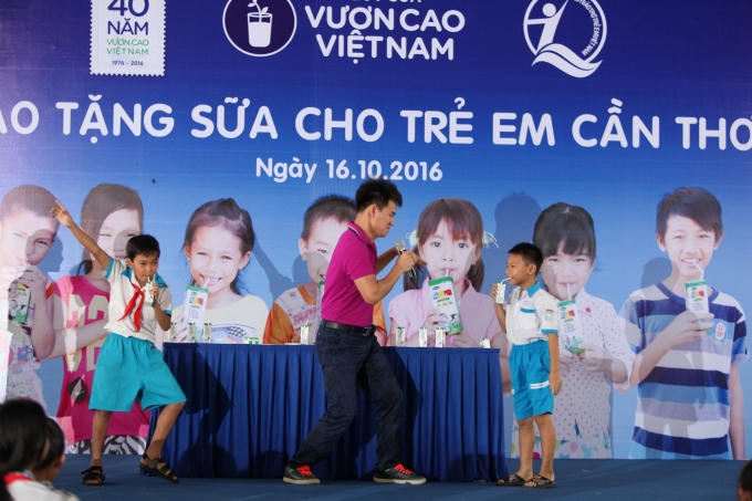 Các em học sinh Cần Thơ giao lưu và tham gia các trò chơi vui nhộn Nghệ sĩ hài Xuân Bắc, đại sứ thiện chí của chương trình Quỹ sữa Vươn cao Việt Nam