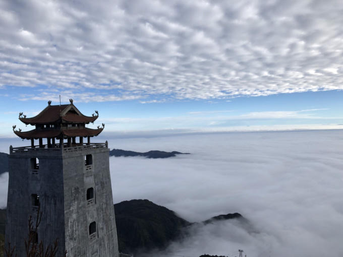 Đài gác Đại Hồng Chung văng vẳng tiếng chuông ngân xa xăm giữa bốn bề mây trắng, như thực, như mơ…