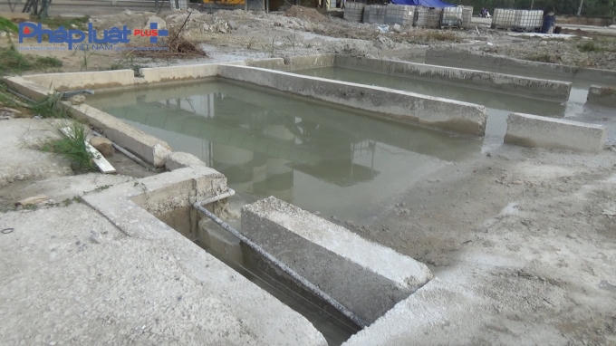 Bên trong trạm trộn này, nước thải được đưa vào bể lắng rất thô sơ, sau đó chất thải sẽ được đổ trực tiếp ra ngoài môi trường.