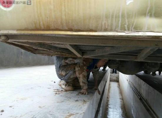 2 bé trai được phát hiện sau khi xe đã di chuyển được 3 giờ đồng hồ.