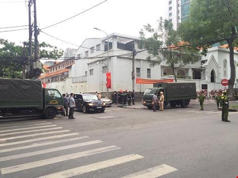 Lực lượng an ninh chốt chặn tại các góc đường.